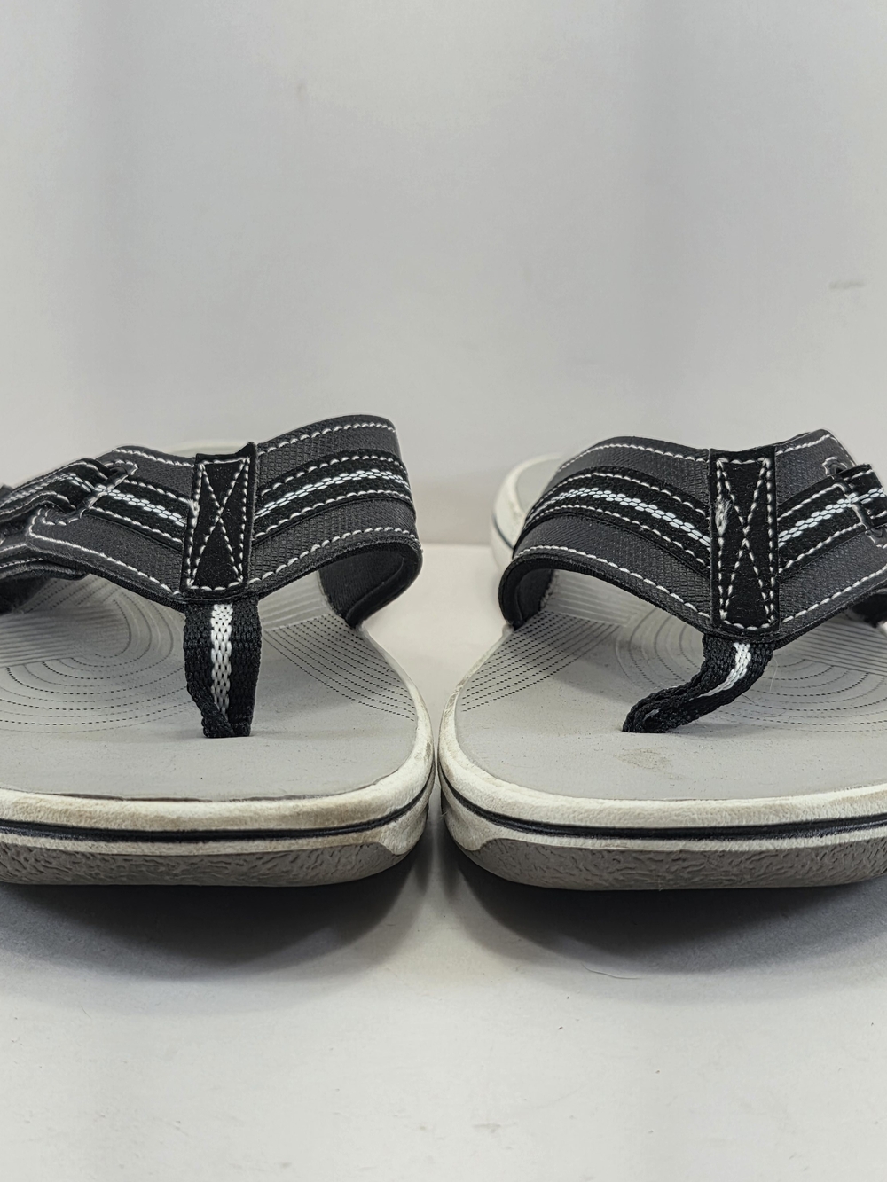Clarks Cloudsteppers Women’s 7 Black Thong Sandals Cushion Soft Comfort - Picture 3 of 9